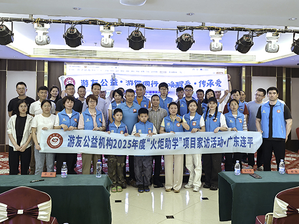 “火炬助学”家访活动